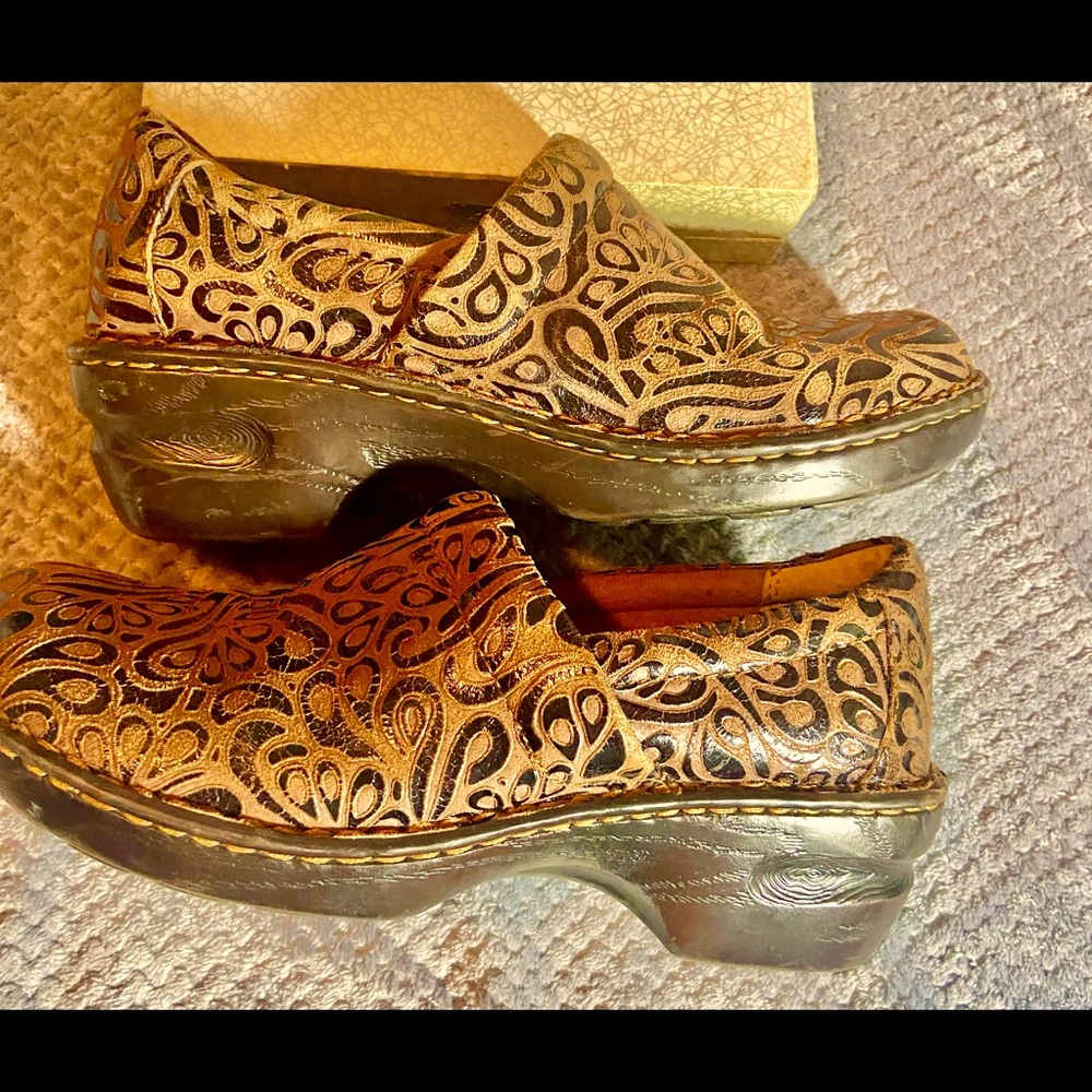 SZ 9 B.O.C. TEXTURED LEATHER PEGGY STYLE MULES
